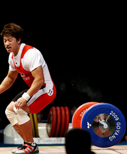 24일 경기 고양시 킨텍스 역도경기장에서 열린 2009 세계역도선수권대회 남자 77kg급 인상에서 사재혁이 165kg 바벨에 도전하다 넘어지며 안타까워하고 있다. 