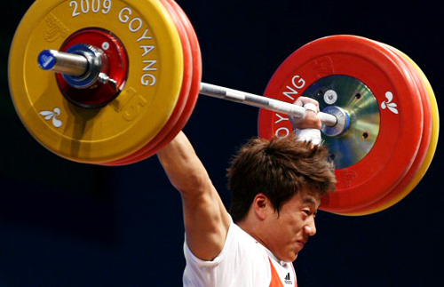 24일 경기 고양시 킨텍스 역도경기장에서 열린 2009 세계역도선수권대회 남자 77kg급 인상에서 사재혁이 160kg 바벨을 번쩍 들어올리고 있다. 