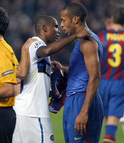 24일(현지시각) 캄프 누에서 열린 2009-2010 UEFA 챔피언스 리그 5차전 인테르 밀란 대 FC바로셀로나의 경기 종료 후 에투와 앙리가 유니폼을 교환하고 있다. 