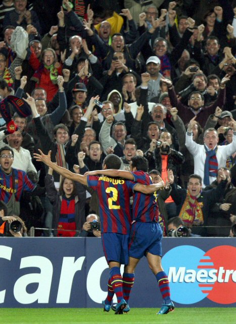 24일(현지시각) 캄프 누에서 열린 2009-2010 UEFA 챔피언스 리그 5차전 인테르 밀란 대 FC바로셀로나의 경기에서 FC 바로셀로나의 로드게리즈가 관람석 앞에서 자신의 득점을 기뻐하고 있다. 