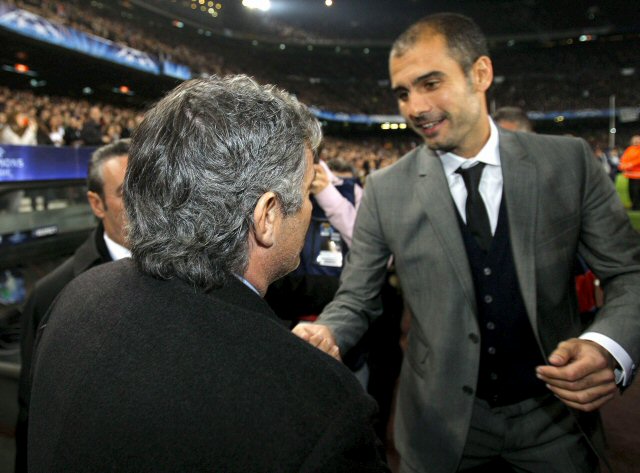 24일(현지시각) 캄프 누에서 열린 2009-2010 UEFA 챔피언스 리그 5차전 인테르 밀란 대 FC바로셀로나의 경기 시작 전 양팀의 감독들이 악수를 하고 있다. 