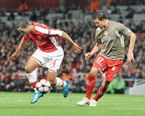 24일(현지시각) 에미리트 스타디움에서 열린 2009-2010 UEFA 챔피언스리그 5차전 아스널 대 스탕다르 리에쥬의 경기에서 양팀 선수들이 공을 쫓고 있다. 