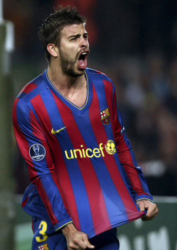 24일(현지시각) 캄프 누에서 열린 2009-2010 UEFA 챔피언스 리그 5차전 인테르 밀란 대 FC바로셀로나의 경기에서 바르셀로나의 피케가 팀 승리 확정 후 포효하고 있다. 