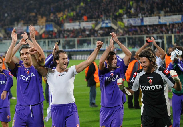 24일(현지시각) 아르테미오 프란치에 열린 2009-2010 UEFA챔피언스리그   5라운드 올랭피크 리옹 대 피오렌티나의 경기 종료 후 피오렌티나의 선수들이 승리를 기뻐하고 있다. 