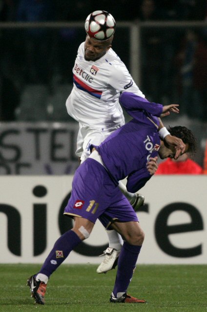 24일(현지시각) 아르테미오 프란치에 열린 2009-2010 UEFA챔피언스리그 5라운드 올랭피크 리옹 대 피오렌티나의 경기에서 올랭피크 리옹의 붐송이 헤딩슛을 하고 있다. 
