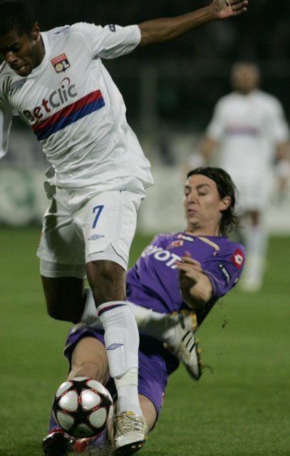 24일(현지시각) 아르테미오 프란치에 열린 2009-2010 UEFA챔피언스리그 5라운드 올랭피크 리옹 대 피오렌티나의 경기에서 피오렌티나의 몬톨리보가 태클을 걸고 있다, 