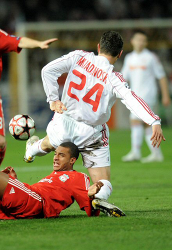 24일(현지시각) 헝가리 데브레첸 올라 가보르 우트 경기장에서 열린 2009-2010 UEFA 챔피언스리그 5차전 리버풀 대 데브레첸의 경기에서 리버풀의 데이비드 은고그가 수비 중 잔디에 넘어지고 있다. 