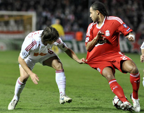 24일(현지시각) 헝가리 데브레첸 올라 가보르 우트 경기장에서 열린 2009-2010 UEFA 챔피언스리그 5차전 리버풀 대 데브레첸의 경기에서 리버풀의 글렌 존슨이 상대팀 수비선수에 옷이 잡히고 있다. 