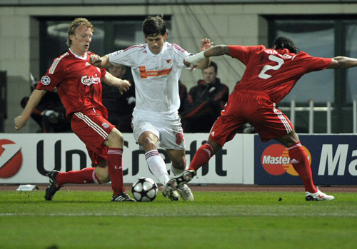 24일(현지시각) 헝가리 데브레첸 올라 가보르 우트 경기장에서 열린 2009-2010 UEFA 챔피언스리그 5차전 리버풀 대 데브레첸의 경기에서 리버풀의 선수들이 수비를 펼치고 있다. 
