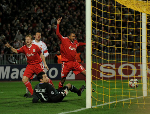 24일(현지시각) 헝가리 데브레첸 올라 가보르 우트 경기장에서 열린 2009-2010 UEFA 챔피언스리그 5차전 리버풀 대 데브레첸의 경기에서 리버풀의 데이비드 은고그가 골인 후 환호하고 있다. 