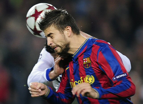 24일(현지시각) 캄프 누에서 열린 2009-2010 UEFA 챔피언스 리그 5차전 인테르 밀란 대 FC바로셀로나의 경기에서 바르셀로나의 피케가 상대팀 선수의 헤딩골을 수비하고 있다. 