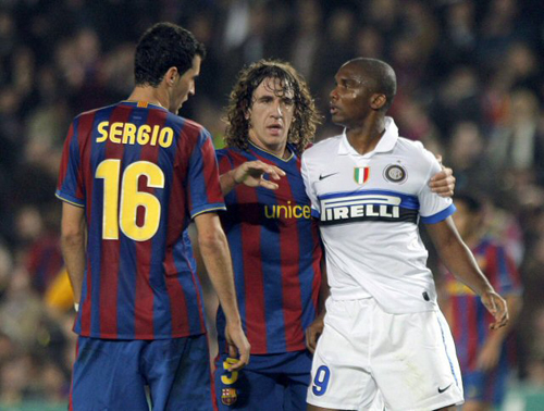 24일(현지시각) 캄프 누에서 열린 2009-2010 UEFA 챔피언스 리그 5차전 인테르 밀란 대 FC바로셀로나의 경기에서 FC바로셀로나의 푸욜이 인테를 밀란의 에투를 말리고 있다. 