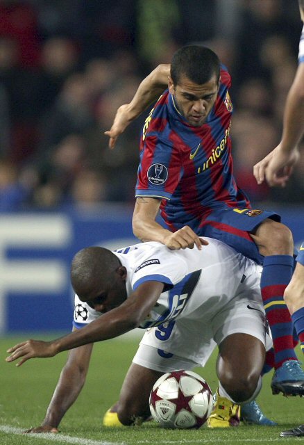 24일(현지시각) 캄프 누에서 열린 2009-2010 UEFA 챔피언스 리그 5차전 인테르 밀란 대 FC바로셀로나의 경기에서 인테르 밀란의 에투가 상대팀의 수비에 잔디 위로 넘어지고 있다. 