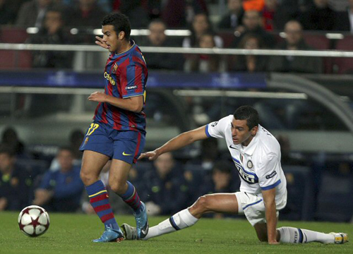 24일(현지시각) 캄프 누에서 열린 2009-2010 UEFA 챔피언스 리그 5차전 인테르 밀란 대 FC바로셀로나의 경기에서 인테르 밀란의 루시우가 수비를 하고 있다. 