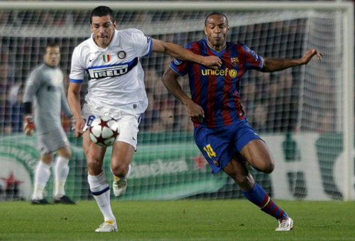 24일(현지시각) 캄프 누에서 열린 2009-2010 UEFA 챔피언스 리그 5차전 인테르 밀란 대 FC바로셀로나의 경기에서 FC바로셀로나의 앙리와 인테르 밀란의 루시우가 공을 쫓고 있다. 