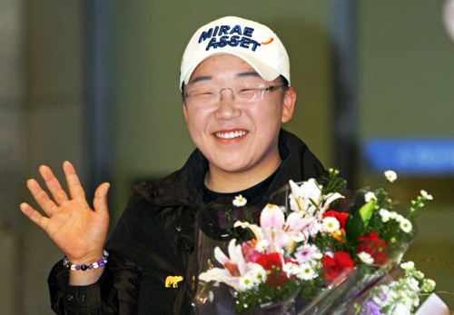 미 LPGA 데뷔 첫 해 시즌 3관왕을 이룬 한국여자프로골프의 지존 신지애가 25일 인천공항을 통해 금의환향한 뒤 취재진과 팬들을 향해 밝게 웃으며 인사하고 있다. 
