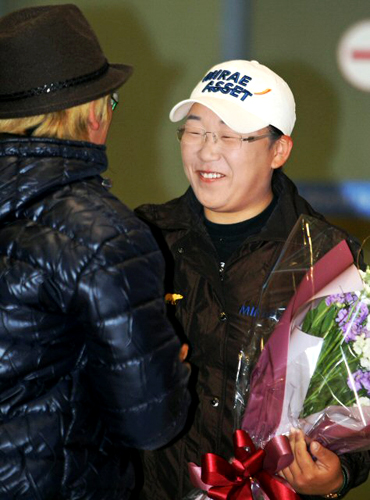 미 LPGA 데뷔 첫 해 시즌 3관왕을 이룬 한국여자프로골프의 지존 신지애가 25일 인천공항을 통해 금의환향한 뒤 축하 꽃다발을 받으며 활짝 웃고 있다. 