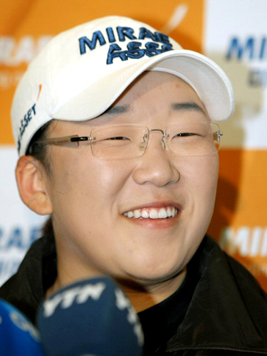미 LPGA 데뷔 첫 해 시즌 3관왕을 이룬 한국여자프로골프의 지존 신지애가 25일 인천공항을 통해 금의환향한 뒤 가진 인터뷰에서 시즌을 마친 소감을 말하고 있다. 