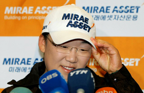 미 LPGA 데뷔 첫 해 시즌 3관왕을 이룬 한국여자프로골프의 지존 신지애가 25일 인천공항을 통해 금의환향한 뒤 가진 인터뷰에서 시즌을 마친 소감을 말하다 무언가를 생각하고 있다. 