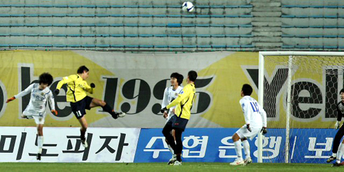25일 오후 성남 종합운동장에서 열린 K-리그 쏘나타 챔피언십 준플레이오프 성남 일화 - 전남 드래곤즈 경기에서 성남 몰리나가 헤딩 슛으로 첫골을 넣고 있다. 