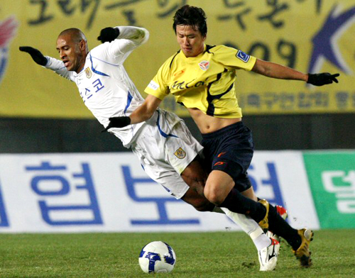 25일 성남종합운동장에서 벌어진 K-리그 쏘나타 챔피언십 2009 준플레이오프 전남 드래곤즈와 성남 일화의 경기에서 성남 이호(오른쪽)와 전남 슈바가 볼 다툼을 벌이고 있다. 성남 1대0 승. 