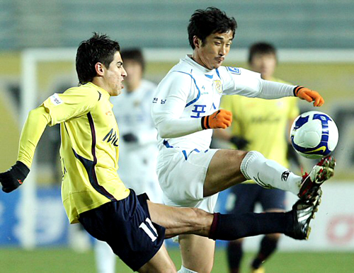25일 오후 성남 종합운동장에서 열린 K-리그 쏘나타 챔피언십 준플레이오프 성남 일화 - 전남 드래곤즈 축구경기에서 골을 넣은 성남 몰리나가 공격을 하고 있다. 