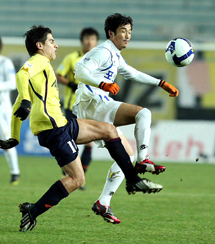 25일 오후 성남 종합운동장에서 열린 K-리그 쏘나타 챔피언십 준플레이오프 성남 일화 - 전남 드래곤즈 축구경기에서 골을 넣은 성남 몰리나가 공격을 하고 있다. 
