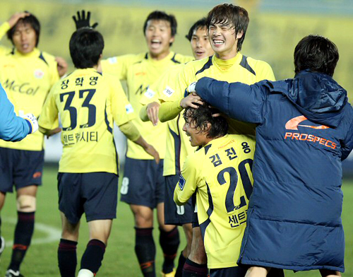 25일 오후 성남 종합운동장에서 열린 K-리그 쏘나타 챔피언십 준플레이오프 성남 일화 - 전남 드래곤즈 축구경기에서 승리한 성남 선수들이 환호하고 있다. 