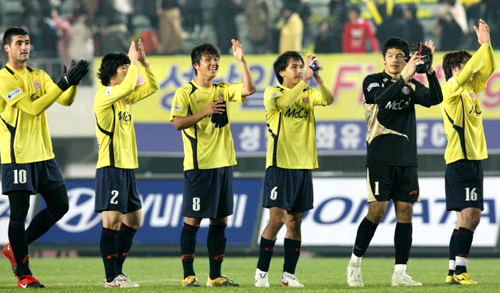 25일 성남종합운동장에서 벌어진 K-리그 쏘나타 챔피언십 2009 준플레이오프 전남 드래곤즈와 성남 일화의 경기에서 1대0 승리를 거둔 성남 선수들이 팬들에게 인사하고 있다. 