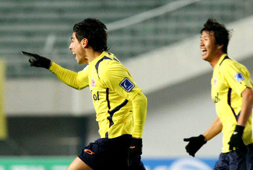 25일 성남종합운동장에서 벌어진 K-리그 쏘나타 챔피언십 2009 준플레이오프 전남 드래곤즈와 성남 일화의 경기에서 성남 몰리나(왼쪽)가 전반 첫 골을 넣고 기뻐하고 있다. 