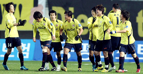 25일 오후 성남 종합운동장에서 열린 K-리그 쏘나타 챔피언십 준플레이오프 성남 일화 - 전남 드래곤즈 경기에서 성남 몰리나가 첫골을 넣은 뒤 동료들과 환호하고 있다. 