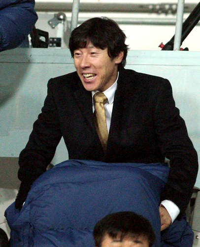 25일 오후 성남 종합운동장에서 열린 K-리그 쏘나타 챔피언십 준플레이오프 성남 일화 - 전남 드래곤즈 경기에서 성남 신태용 감독이 관중석에 앉아 경기를 지켜보고 있다. 