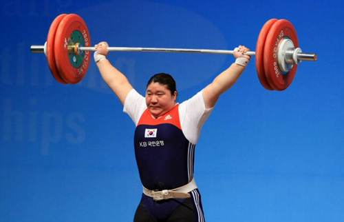 장미란이 28일 경기 고양시 킨텍스 역도경기장에서 열린 2009세계역도선수권대회 여자부 최중량급(+75kg) 경기 인상 2차시기에서 131kg을 들어 올리고 있다. 