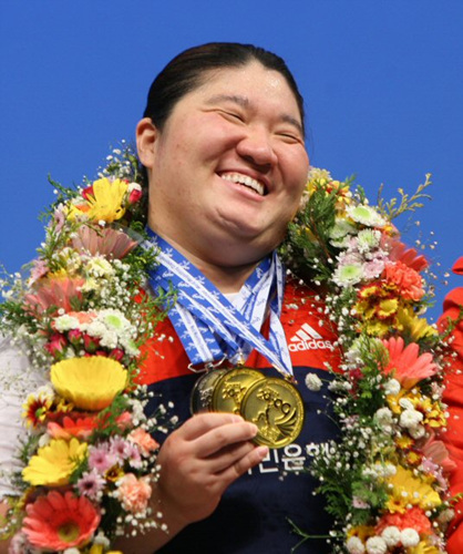 장미란이 28일 경기 고양시 킨텍스 역도경기장에서 열린 2009세계역도선수권대회 여자부 최중량급(+75kg) 경기에서 용상 187kg을 들어올리고 세계신기록을 작성한 뒤 메달을 들고 기뻐하고 있다. 