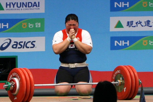 장미란이 28일 경기 고양시 킨텍스 역도경기장에서 열린 2009세계역도선수권대회 여자부 최중량급(+75kg) 경기 용상 3차시기에서 187kg을 들어 세계신기록으로 우승하며 기도하고 있다. 