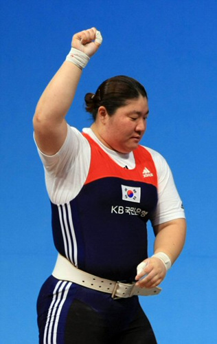 장미란이 28일 경기 고양시 킨텍스 역도경기장에서 열린 2009세계역도선수권대회 여자부 최중량급(+75kg) 경기 인상 3차시기에서 136kg을 들어 올린 후 환호하고 있다. 