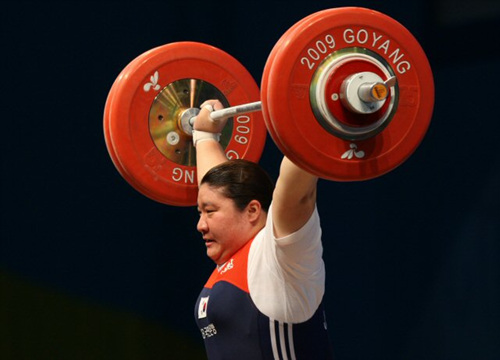 장미란이 28일 경기 고양시 킨텍스 역도경기장에서 열린 2009세계역도선수권대회 여자부 최중량급(+75kg) 경기에서 인상 136kg을 성공시키고 있다. 