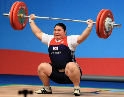 장미란이 28일 경기 고양시 킨텍스 역도경기장에서 열린 2009세계역도선수권대회 여자부 최중량급(+75kg) 경기 인상 1차시기에서 131kg을 들어 올리는데 실패하고 있다. 
