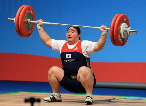 장미란이 28일 경기 고양시 킨텍스 역도경기장에서 열린 2009세계역도선수권대회 여자부 최중량급(+75kg) 경기 인상 1차시기에서 131kg을 들어 올리는데 실패하고 있다. 