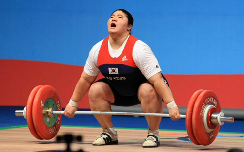 장미란이 28일 경기 고양시 킨텍스 역도경기장에서 열린 2009세계역도선수권대회 여자부 최중량급(+75kg) 경기 인상 3차시기에서 136kg을 들어 올리고 있다. 
