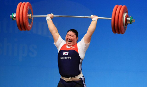 장미란이 28일 경기 고양시 킨텍스 역도경기장에서 열린 2009세계역도선수권대회 여자부 최중량급(+75kg) 경기 용상 3차시기에서 187kg을 들어 세계신기록으로 우승하며 환호하고 있다. 